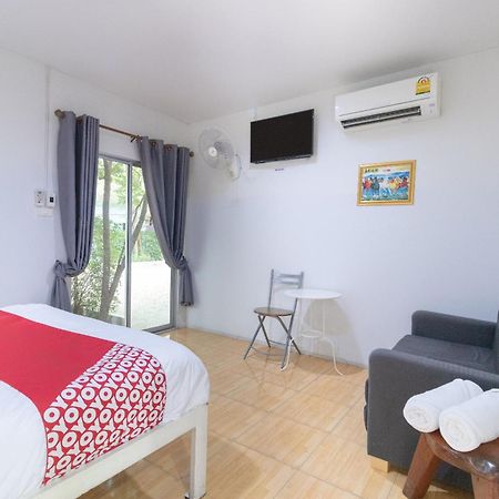 Oyo 644 Pong Pai House Hotel Банкок Екстериор снимка