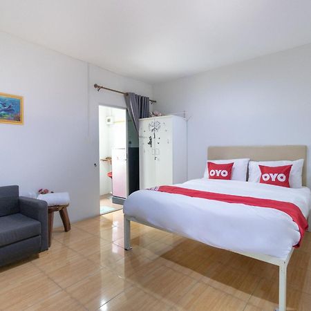 Oyo 644 Pong Pai House Hotel Банкок Екстериор снимка