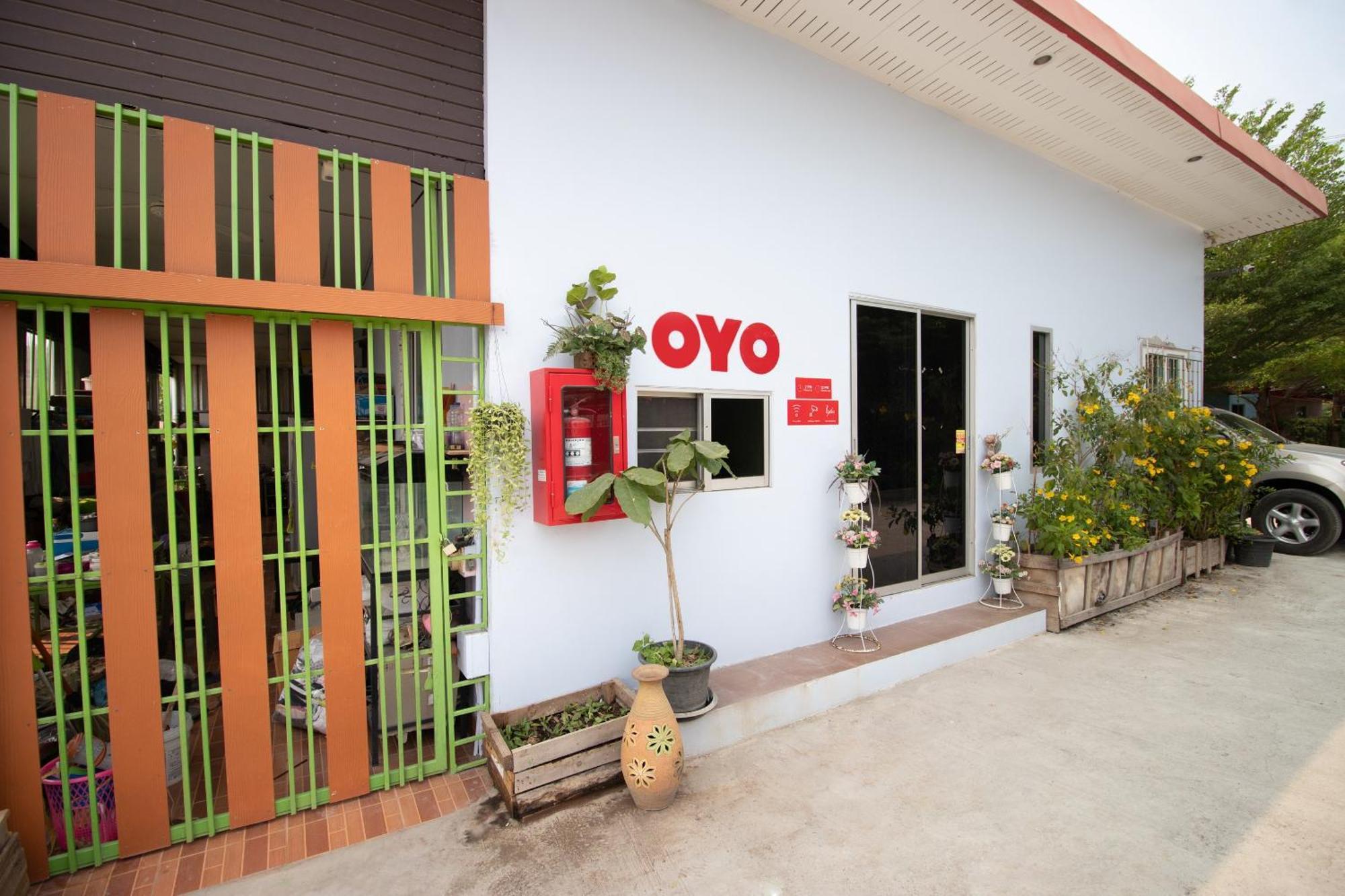 Oyo 644 Pong Pai House Hotel Банкок Екстериор снимка