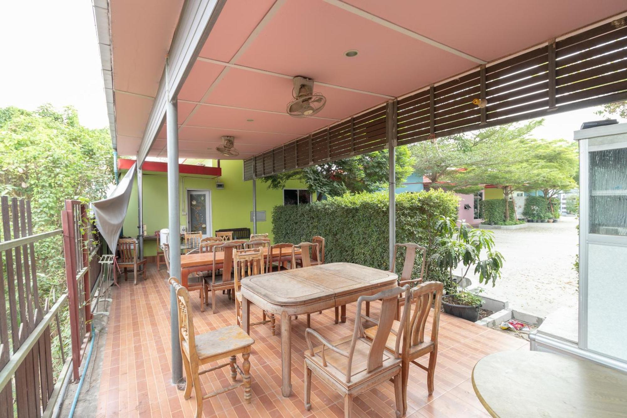 Oyo 644 Pong Pai House Hotel Банкок Екстериор снимка
