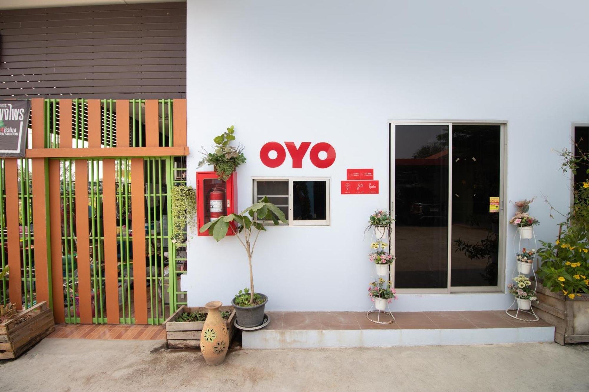 Oyo 644 Pong Pai House Hotel Банкок Екстериор снимка