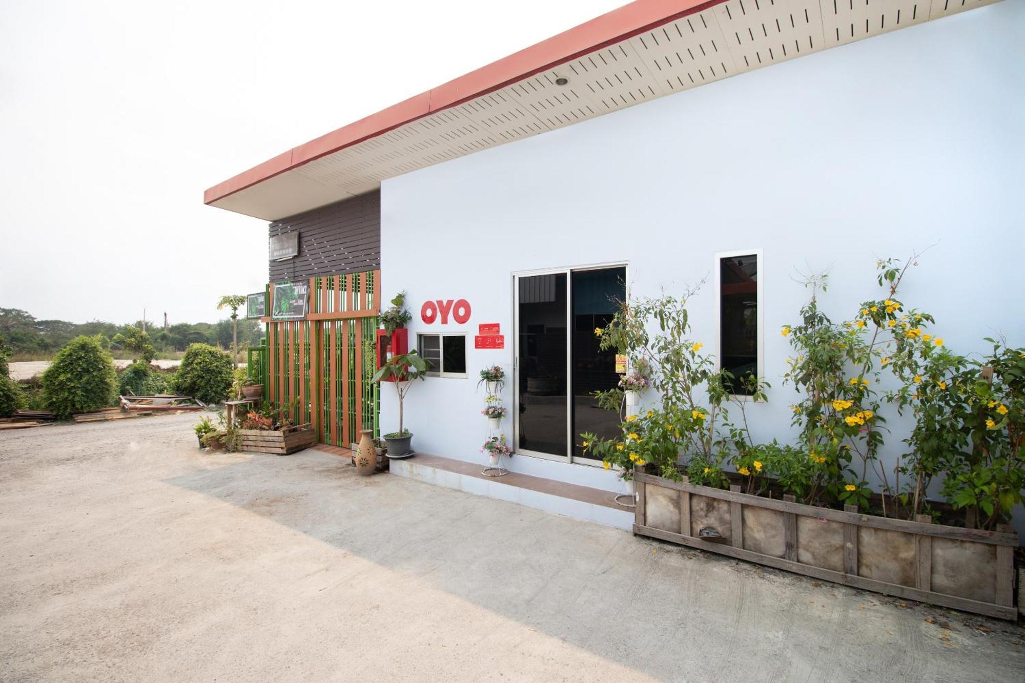 Oyo 644 Pong Pai House Hotel Банкок Екстериор снимка