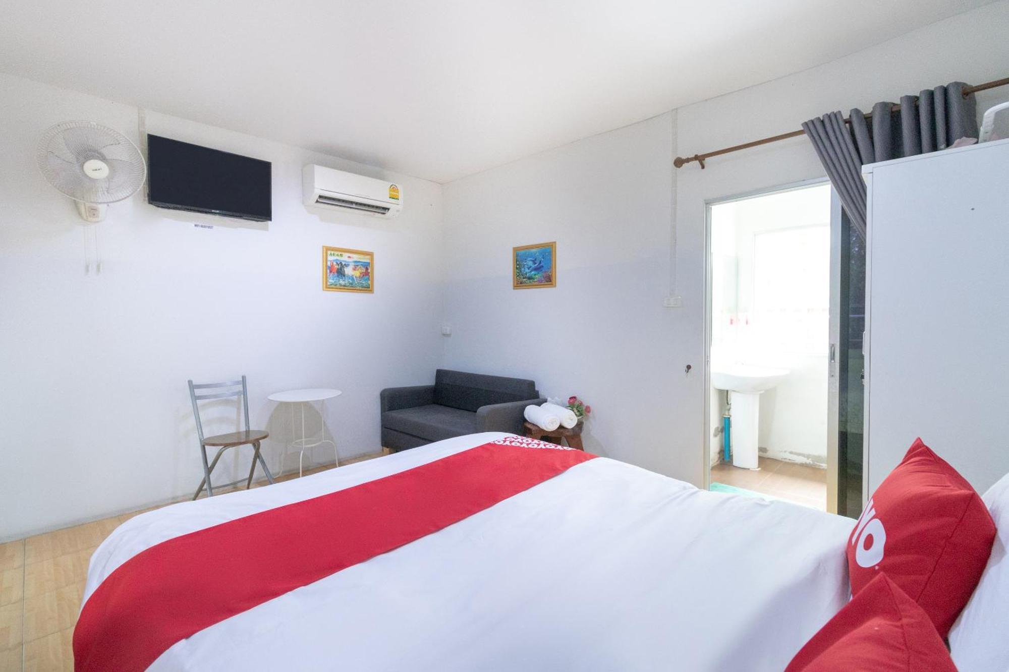 Oyo 644 Pong Pai House Hotel Банкок Екстериор снимка