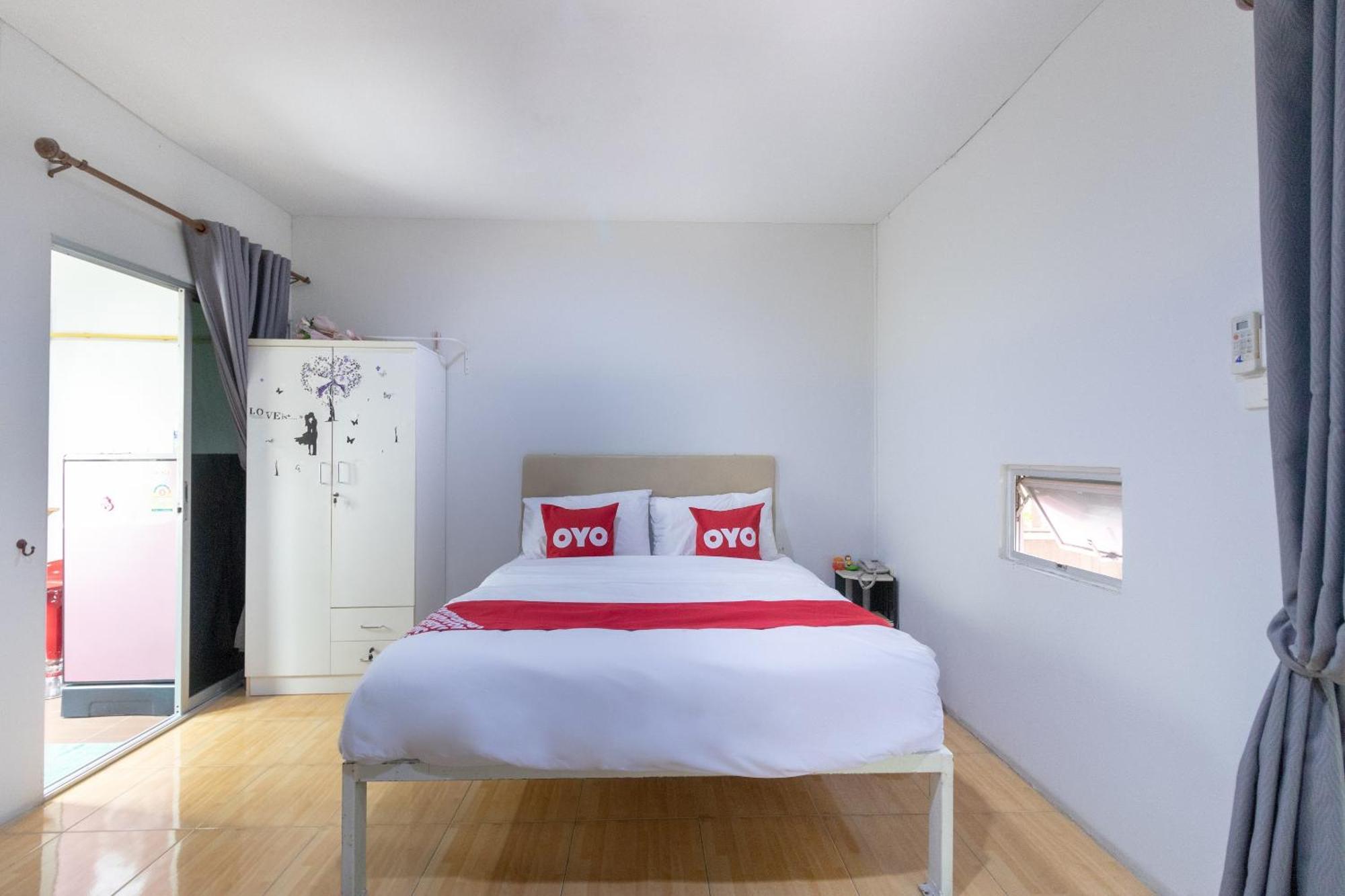 Oyo 644 Pong Pai House Hotel Банкок Екстериор снимка
