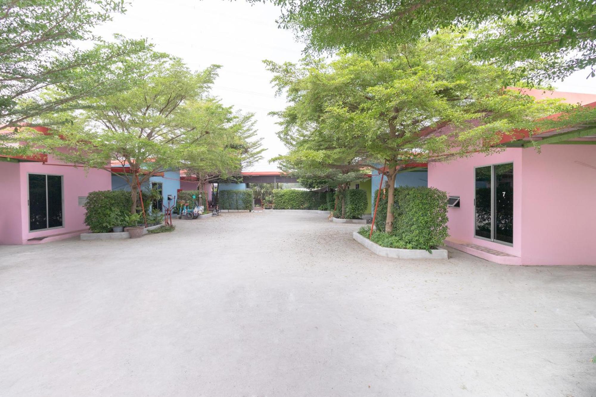 Oyo 644 Pong Pai House Hotel Банкок Екстериор снимка